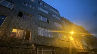 Fatih'te Cam Silen Kadın Apartman Boşluğuna Düşerek Hayatını Kaybetti