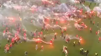 Futbol maçında olaylar çıktı: Sahaya taraftar girdi, maç yarıda kaldı