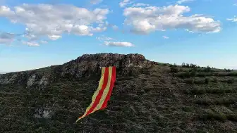 Galatasaray Taraftarlarından Dev Bayrakla Şampiyonluk Kutlaması