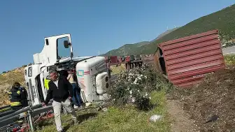 Gaziantep'te Tır Devrildi: Sürücü Yaralandı