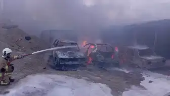 Hatay'da İşçi Konteynerlerinde Yangın: 8 Araç Kullanılamaz Hale Geldi