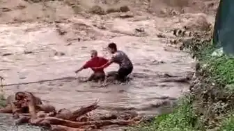Hatay'da Sel Sonrası Dere Yatağında Tehlikeli Kütük Toplama Girişimi