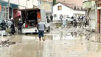 Havza'da Sel Felaketi: 12 Yaralı, Okullarda Eğitime Ara Verildi