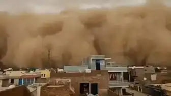 Hindistan'da Şiddetli Kum Fırtınası Hayatı Felç Etti
