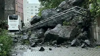 Hopa'da Heyelan: Dev Kayalar Yolu Kapattı, Trafik Durdu