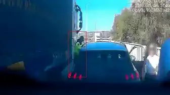 İzmir-Çeşme Otoyolu'nda Jandarma Personeli Tır ile Otomobil Arasında Sıkıştı