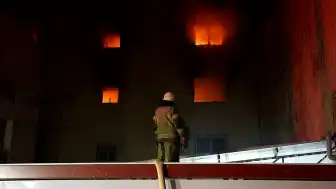İzmir'de 5 Katlı Ayakkabı İmalathanesinde Yangın: 1 Kişi Dumandan Etkilendi