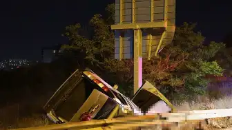 İzmir'de Feci Kaza: Hafif Ticari Araç Su Kanalına Girip Takla Attı, 2 Kişi Hayatını Kaybetti