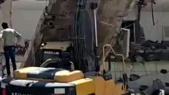 Kahta'da Yıkım Sırasında İş Makinesinin Üzerine Beton Bloğu Düştü