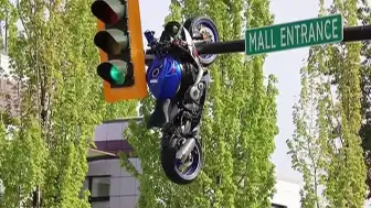 Kanada'da Motosiklet Trafik Lambasına Asılı Kaldı: Sürücü Ağır Yaralandı