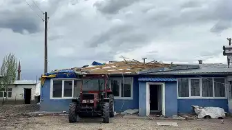 Kars'ta Şiddetli Rüzgar Maddi Hasara Yol Açtı: Çatılar Uçtu, Güneş Panelleri Savruldu