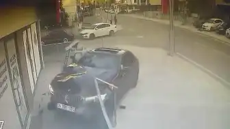 Kocaeli'de Kontrolden Çıkan Otomobil İş Yerine Girdi: Kaza Anı Kamerada