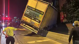 Küçükçekmece'de Yokuş Çıkan Tır Geri Kayarak Sitenin Çitlerine Çarptı