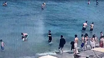 Kuşadası'nda 70 Yaşındaki Turist Denizde Boğulmaktan Kurtarıldı