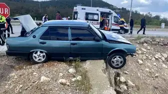 Kütahya Emet'te Kavşakta Meydana Gelen Trafik Kazasında 3 Kişi Yaralandı