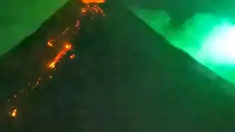 Mayon Yanardağı Üzerinde Görüntülenen Meteor Olayı Kamerada