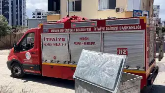 Mersin'de Spot Eşya Dükkanının Arkasında Yangın: Çevre Kara Dumanla Kaplandı