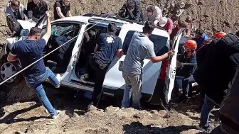 Muş'ta Çaya Düşen Otomobildeki Sürücü Yaralandı