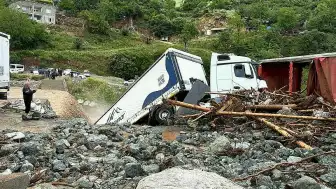 Osmaniye'de Sağanak Yağış Nedeniyle Heyelan: 6 Tır Zarar Gördü, Köy Yolları Kapandı