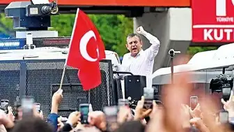 Özgür Özel, TOMA Üzerine Çıkarak Meclis'e Yürüdü