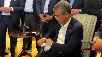 Özgür Özel'e Tebliğ Edilen Mutlak Butlan Kararı Belgesini Yırttı