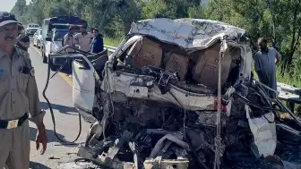 Pakistan'da Trafik Kazası: 17 Kişi Hayatını Kaybetti