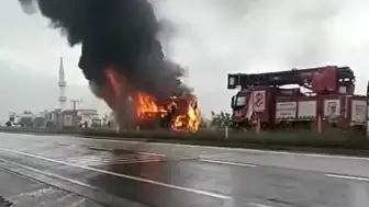 Sakarya'da Yolcu Otobüsü Motor Kısmından Alev Alarak Yandı