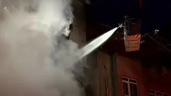Şişli'de İş Yerinde Çıkan Motosiklet Yangını Binayı Sardı