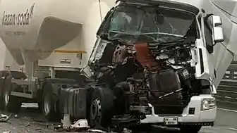 TEM Otoyolu'nda Zincirleme Kaza: Tır Sürücüsü Hurdaya Dönen Araçtan Burnu Kanamaadan Kurtuldu