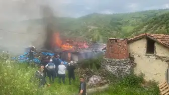 Tokat'ın Zile İlçesinde Ahşap Evde Yangın: 2 Katlı Yapı Kullanılmaz Hale Geldi