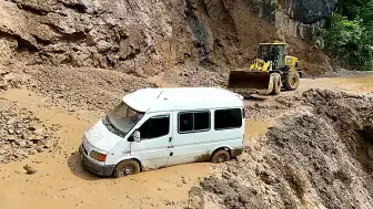 Trabzon'da Heyelan Nedeniyle Minibüs Çamura Saplandı: 3 Kişi Kurtarıldı