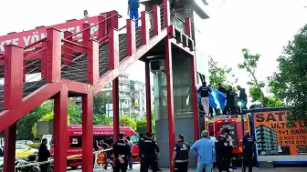 Üstgeçit Asansöründe Sıkışan Genç Hayatını Kaybetti