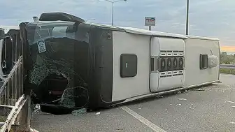 Yolcu Otobüsü Kontrolden Çıkarak Devrildi: 25 Yaralı