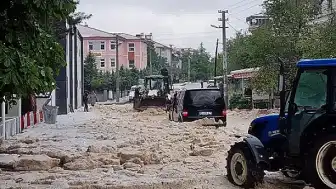 Afyonkarahisar'da Şiddetli Dolu Yağışı Hayatı Felç Etti, Tarım Arazileri Zarar Gördü
