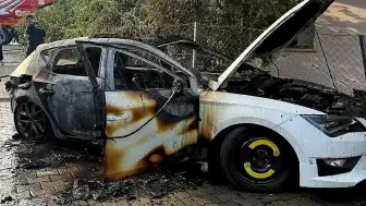 Antalya'da Seyir Halindeki Otomobil Alev Aldı, Bahçe Duvarına Çarptı