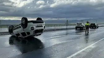 Ardahan'da Trafik Kazası: Otomobil Devrildi, Sürücü Yaralandı