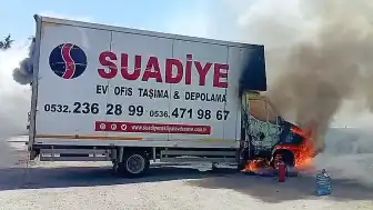 Ataşehir'de Park Halindeki Kamyonet Alevlere Teslim Oldu