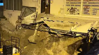 Avcılar'da Temel Kazısı Nedeniyle Çöken Merdivenli Bina Tahliye Edildi