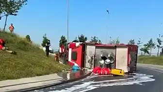 Bağcılar'da İtfaiye Aracı Devrildi, Trafik Durdu