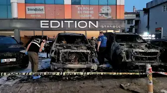 Bakırköy'de Oto Galeri Yangını: 4 Araç Kül Oldu, Kundaklama Şüphesi Araştırılıyor