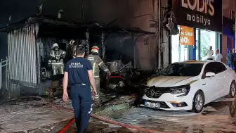 Bursa'da Depo ve Otomobilde Yangın: 1 Saatlik Çalışmayla Söndürüldü