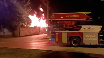 Bursa'da Geri Dönüşüm Tesisinde Yangın Söndürüldü