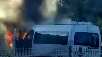 Diyarbakır'da Seyir Halindeki Minibüs Alevlere Teslim Oldu