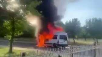 Diyarbakır'da Seyir Halindeki Minibüs Yangınında Can Kaybı Yaşanmadı