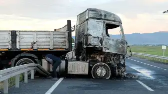 Erzurum'da Bariyerlere Çarpan Tır Alev Aldı, Sürücü Kurtuldu