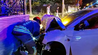 Hatay'da Duvara Çarpan Otomobilde 2 Yaralı: Kaza Anı Kask Kamerasına Yansıdı