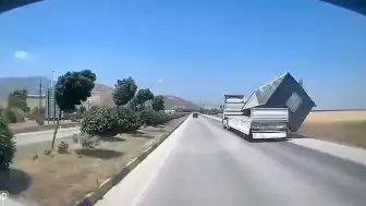 Hatay'da Fırtına Nedeniyle TIR'dan Konteyner Düştü