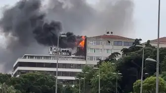 İstanbul Beyoğlu'nda 5 Katlı Binanın Çatısında Yangın Çıktı