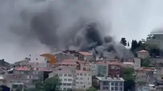 İstanbul Fatih'te Bina Yangını: Alevler Çevredeki Araçlara Sıçradı