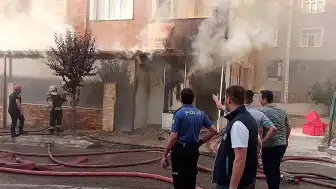 Kocaeli'de Yumurta Dükkanında Çıkan Yangına İş Makinesiyle Müdahale Edildi